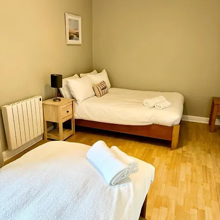 Luxury 1 Min To Apartment